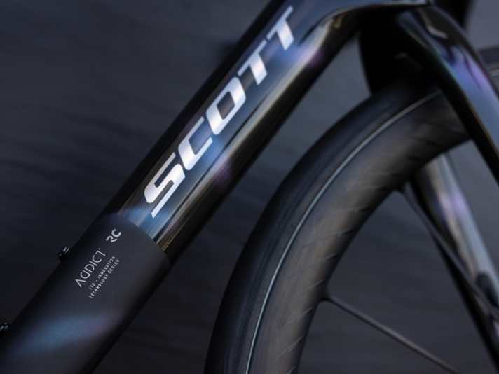 A modernised production process and design changes are intended to save a whopping 300 grams on the frameset, with the top frame weighing just 599 grams