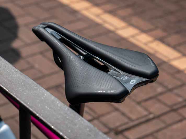 The large opening in the centre of the saddle is designed to prevent pressure peaks in the perineal area.