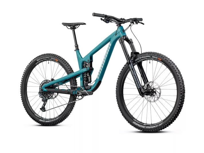 FÜR ETWAS WENIGER:
 Das Startmodell für 3149 Euro ist identisch mit unserem Test-Bike bis auf folgende Abweichungen: keine Teleskopstütze! Die günstige Gabel Rockshox ZEB und Sram-G2-R-Bremsen.