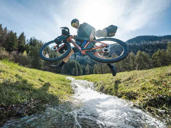 Thanks to numerous screw-on points, the Terrel CF can be transformed into an adventure-ready packhorse.