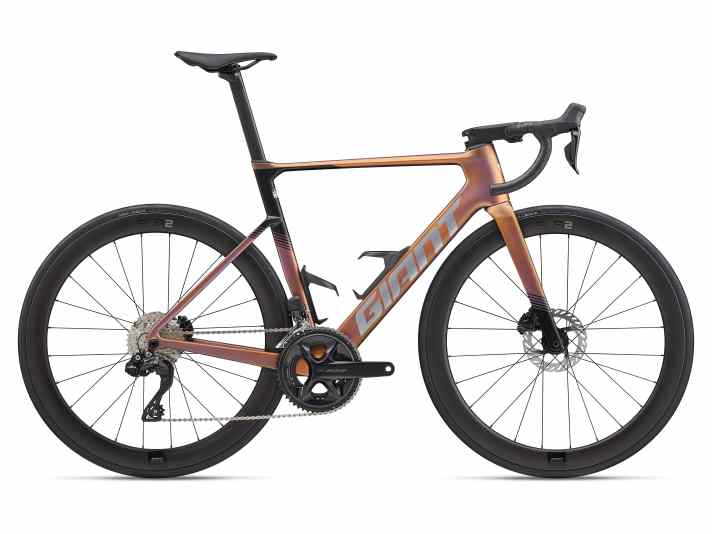 The most affordable model with electronic shifting: the Giant Propel Advanced with Shimano 105 Di2 for 4,399 euros