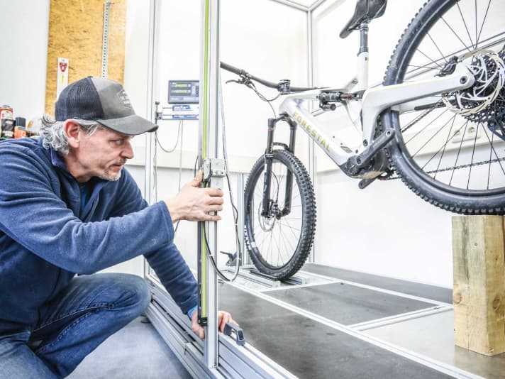 Mike Schinke, test lab employee and expert on the test benches