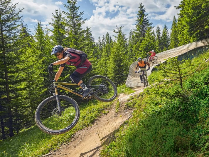 Treten, springen, droppen, spielen – an keine Bike-Kategorie stellen wir so viele Ansprüche. Testerin Steffi Marth bei der Arbeit.