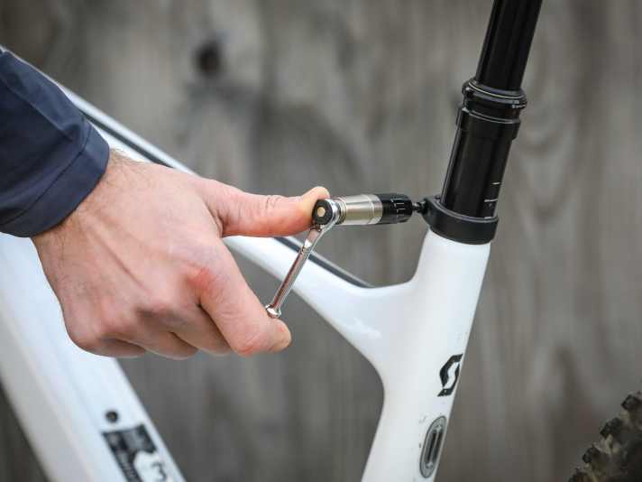 Eine kleine Ratsche mit den zum Fahrrad passenden Bits kann eine super Alternative zum klassischen Minitool sein.