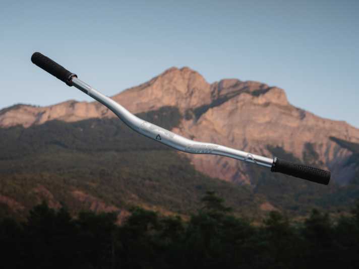 Leatt announces that the grips will soon also be available in combination with all Leatt handlebars as a Bar x Grip combo pack at a price of 119.99 euros.
