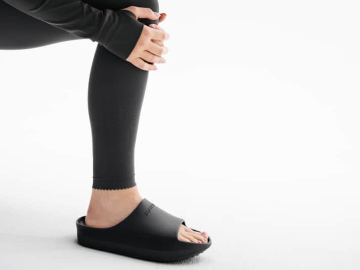 Die neuen Blackroll Recovery Slopes Core mit 3,7 Grad Negative Heel Sohle, ergonomischem Fußbett und Dynamic Rocking Sole für 69,90 Euro erhältlich.