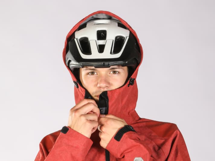 Flying blind: If the hood is too tight, in the worst case scenario the helmet is constantly pushed into your face.