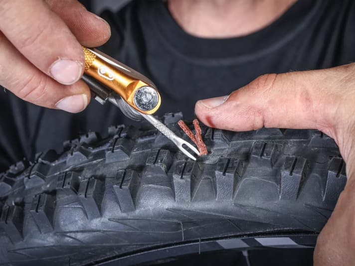 Push the plug about 1 to 2 centimetres into the tyre.