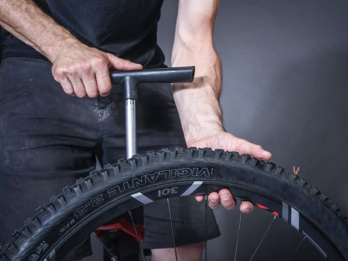 Jetzt kann die Luft in den Reifen. Fertig!