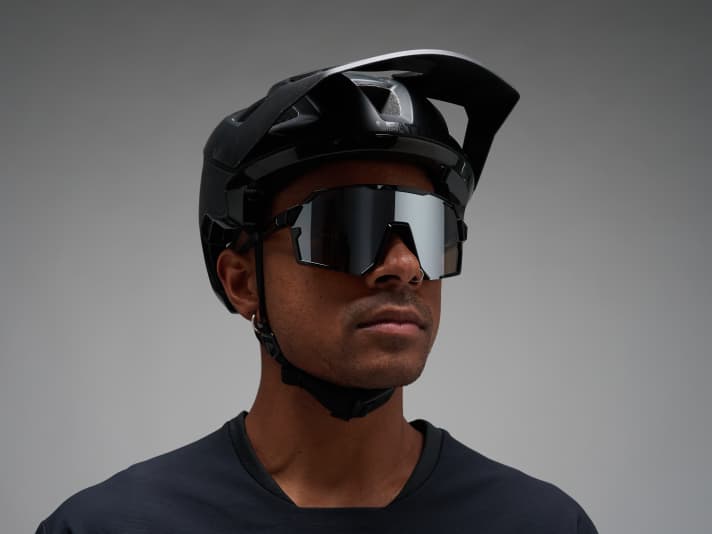 Leatt hat gleich drei neue Sonnenbrillen-Modelle im Programm, die zudem in verschiedenen Größen und mit unterschiedlichen Filter-Technologien zu haben sind. Hier die Trail-Brille.