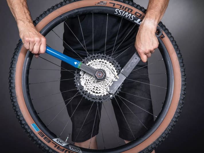 In addition to the chain whip and sprocket puller tools, dismantling the cassette also requires some force.