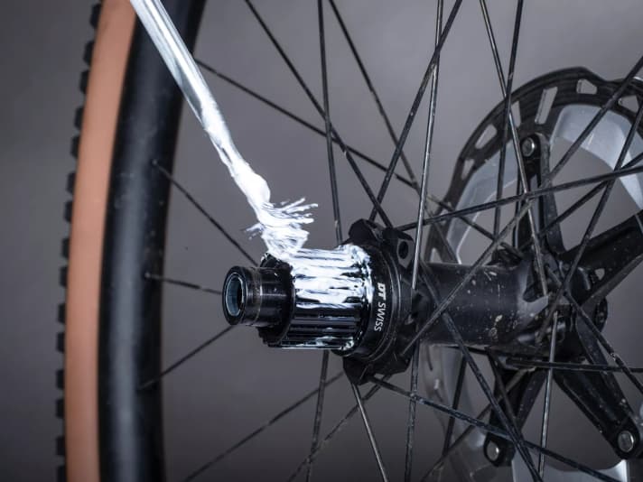 To prevent the cassette and freewheel from becoming one piece: Lubricate the freewheel well.
