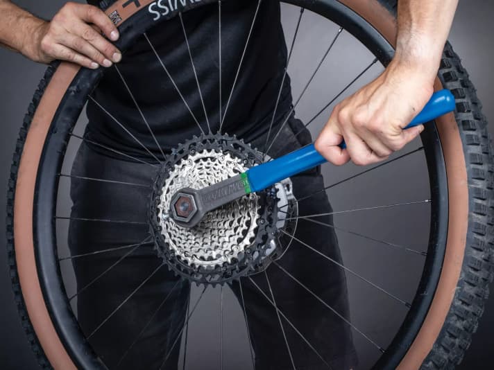 Die Kassette muss ganz auf die Verzahnung rutschen. Dann geht das Festziehen mit dem Zahnkranzabzieher leicht.