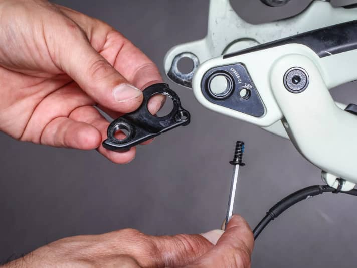 If the derailleur hanger is badly bent or broken, the only solution is to replace it. Depending on the bike frame, there are countless types of derailleur hanger. It is best to have one in reserve before the defect occurs. When fitting, observe the manufacturer's torque specifications. If necessary, apply medium-strength Loctite to the screw.