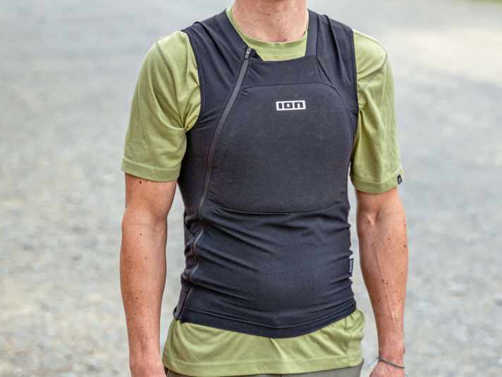 Der Ion-Protektor an der Brust ist zwar schön flexibel, dafür auch sehr dünn.