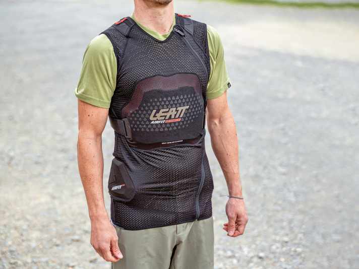 Die Brustplatte sitzt bei der Leatt Weste recht tief, der Mesh-Träger fällt extrem lang aus