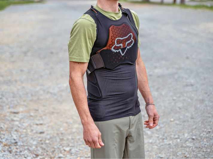 Die Fox sitzt sehr satt, der Protektor vorne erfüllt lediglich das geringere Level 1 der Prüfnorm