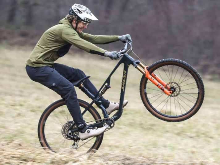 Für Racer und Gravelbiker bieten die Fizik terra Artica GTX Winterschuhe mit Gore-Tex-Membran einen guten Stand auf den Pedalen.