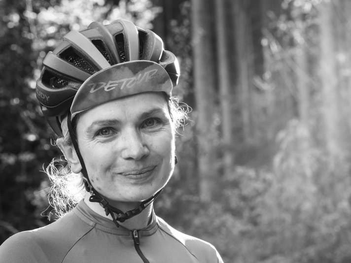 „Ein Gravelbike ist meine erste Wahl für Fahrradabenteuer. Ob Overnighter am Wochenende 
oder Bikepacking-Rennen: Viel Platz für Gepäck gepaart
 mit Spaß auf Straße, Schotter und Singletrails.“
 Sandra Schuberth, BIKE-Online-Redakteurin