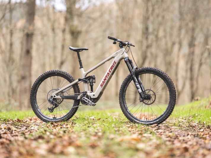 With its classic four-bar rear triangle, the new Santa Cruz Vala looks different from all its predecessors.