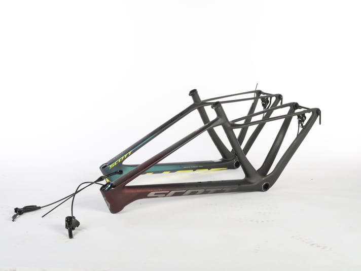 Both Scott Scale RC frames in size L, with thru-axle and seatpost clamp: The 2023 carbon frame has a frame weight of 976 grams. 