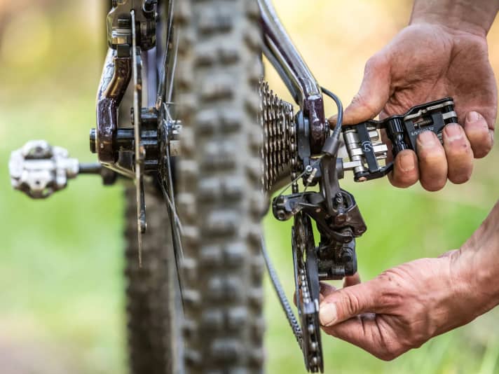 Das Schaltauge ist ein unscheinbares Teilchen am Mountainbike, das oft dafür verantwortlich ist, dass die Schaltung nicht einwandfrei funktioniert. Man bemerkt es aber sofort, wenn es verbogen oder gebrochen ist.