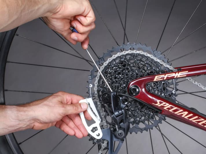 Unterschiedlicher Abstand zwischen Schaltwerk und Kassette - mit der Montagemesslehre von Sram kann man sein Sram Eagle-Schaltwerk einfach anpassen.