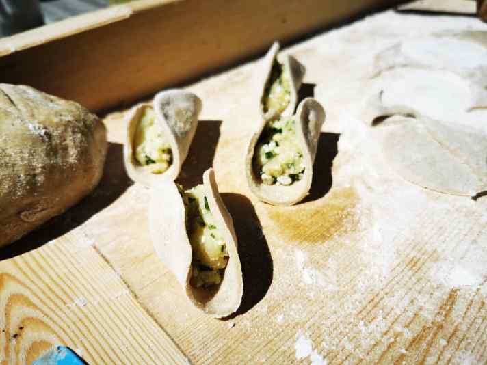 Schlipfkrapfen heißt die Osttiroler Spezialität. DieTeigtaschen sind mit gekochten Kartoffeln und Kräutern gefüllt.