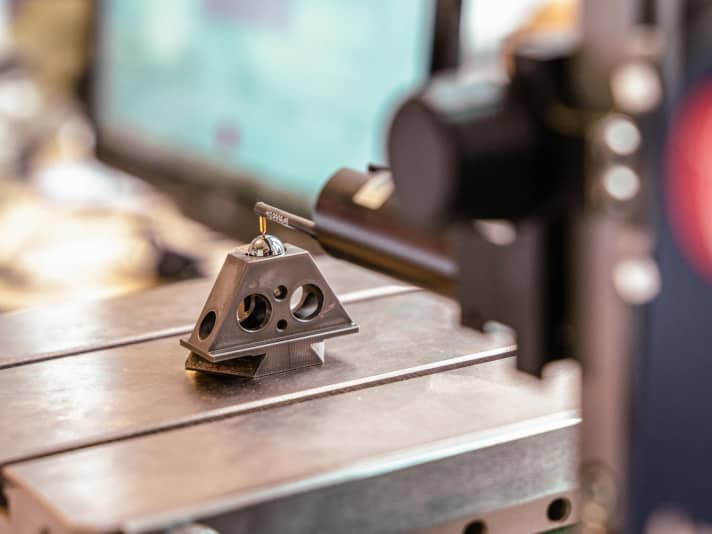 Größe und Tiefe der verschlissenen Fläche werden mit Hilfe eines hochsensiblen Fühlers ermittelt.