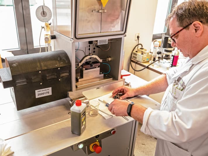 In der SRV5-Prüfmaschine werden alle Schmierstoffe auf Reibwert, Schmierwirkung und Verschleiß getestet.