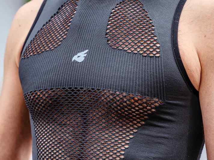 Luftig, aber im schlechtesten Fall auch unangenehm für die Brustwarzen. Die Wabenkonstruktion kann die Haut reizen.