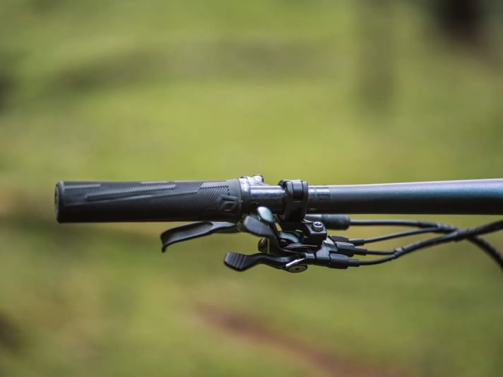 The Twinloc lever controls the fork and shock of the Scott Spark simultaneously and delights sporty riders with maximum efficiency.