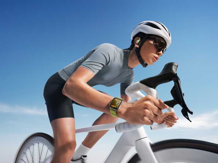 Egal ob Wasser- oder Radsport: Die Huawei Watchfit 4 Pro soll mit Titangehäuse und Touchscreen ein fähiger Begleiter sein.