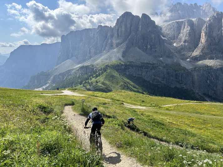 Intensiv-Tour Dolomiten: Diese “Transalp” quert nicht, sie kreiselt durch das schönste Gebirge der Welt.