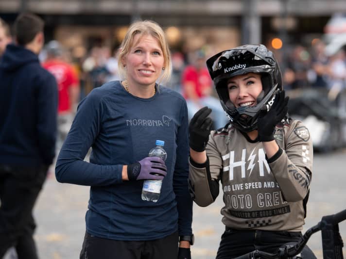 Kathi Kuypers (links) zählt zu den besten Freeriderinnen Deutschlands.