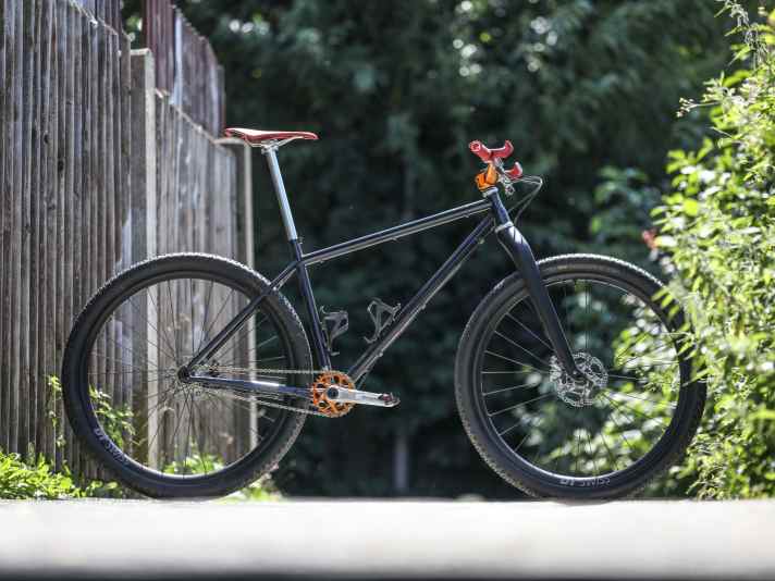 Is it a mountain bike? Is it a gravel bike? It's a Sour Pasta Party with a rigid fork, fast MTB tyres and single-speed drive.