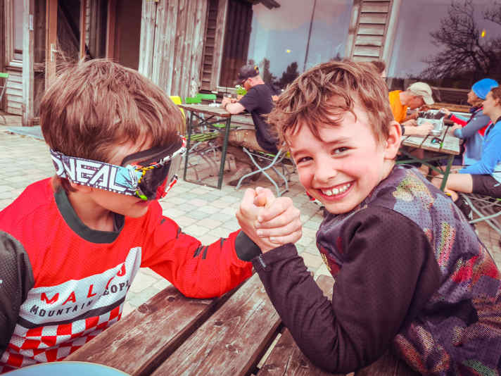 Tester Hannes is finally happy about a dry bum on the way to school.