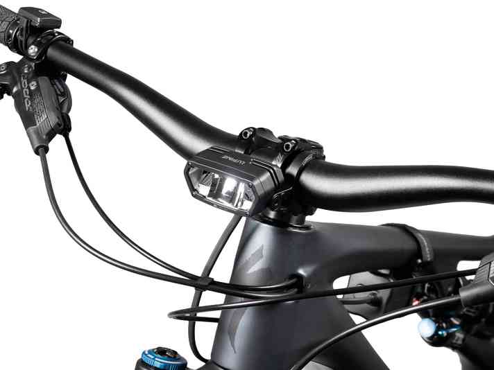 Die SL Minimax ist eine komplette Neuentwicklung von Lupine. Ihr Fernlicht liefert 2.400 Lumen – eine enorme Menge an Licht. Genauso wichtig ist es aber, dass sie auf eine enorme Breite hin ausleuchtet.