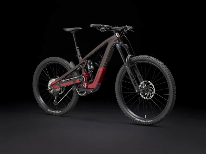 The "entry-level model" Slash+ 9.7 for 7999, weighing 20.38 kg according to the manufacturer. Available in red/dark red and also in olive/dark olive.