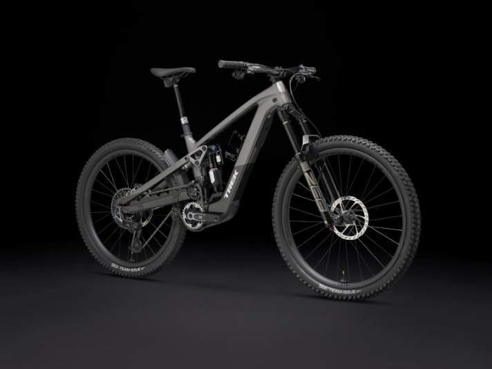 The top model Slash+ 9.9 changes hands for 11,999 euros. Presumably due to the more robust equipment, at 20.88 kg it is somewhat heavier than the cheaper bike. In addition to the silver/grey colour combination, the bike is also available in orange/black.
