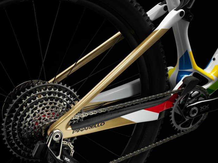 Flexible carbon material makes an additional bearing on the rear triangle of the new Pinarello Dogma XC Fullys superfluous.