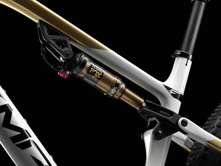 An adjustable shock mount on the new Pinarello Fully allows the suspension travel to be adjusted.