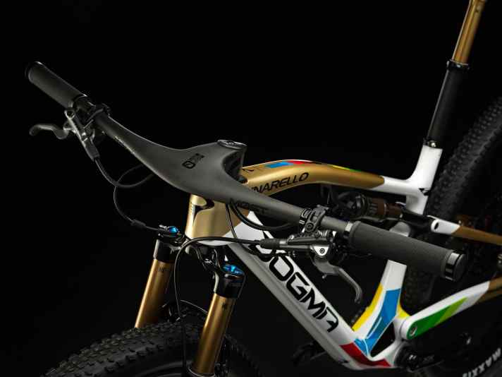 All cables on the cockpit of the new Pinarello mountain bikes run through the handlebars into the interior.
