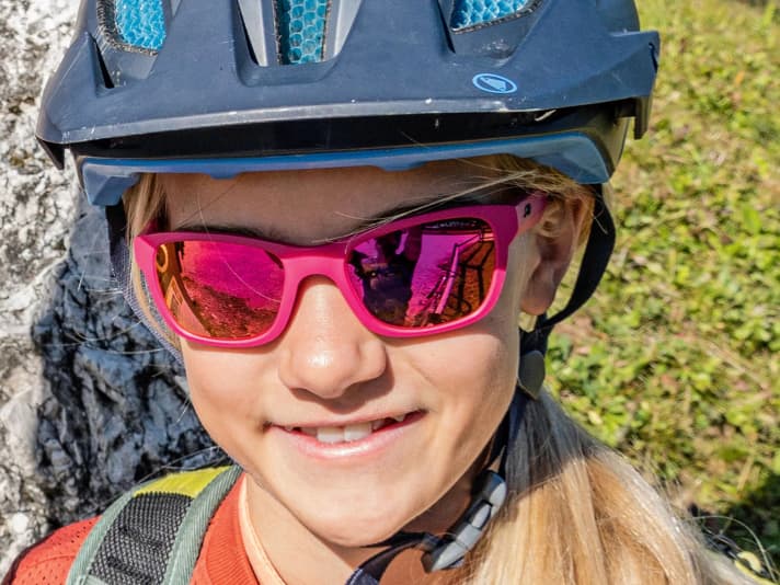  “Mein Papa hat für unsere Tour extra ein ganz kleines E-Bike für mich ausgeliehen. Das war ganz schön schwer. Am meisten machte es bergauf mit Turbo-Spaß! Da hatte Papa keine Chance.” Sophie Kern