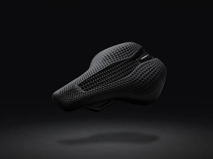 The saddle cover of the Mirror technology consists of 47,000 struts and 21,000 nodes and is designed to provide maximum comfort with a sporty posture