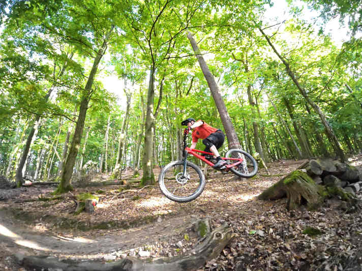 The MTB-Xpert guides specialise in traversing low mountain ranges. Newly discovered: the new, legal trail network on the Hahnenkamm in the Spessart.