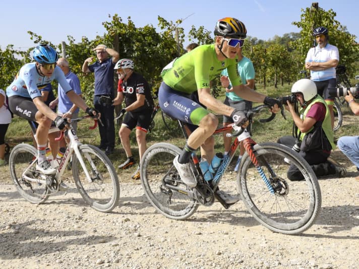 Ein wenig getarnt, aber am Unterrohr steht es schon: Gravel-Weltmeister Matej Mohoric (rechts) fuhr in Venetien auf dem neuen Merida Silex zum Sieg.