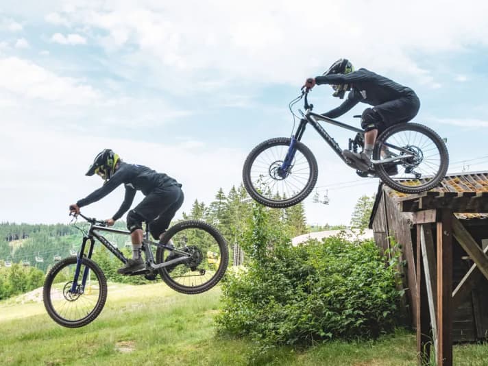 Wer sein Rad in der Luft etwas zur Seite neigt, macht sich gegen Seitenwind weniger anfällig. Diese Technik ist besonders bei hohen Drops eine hilfreiche Alternative.