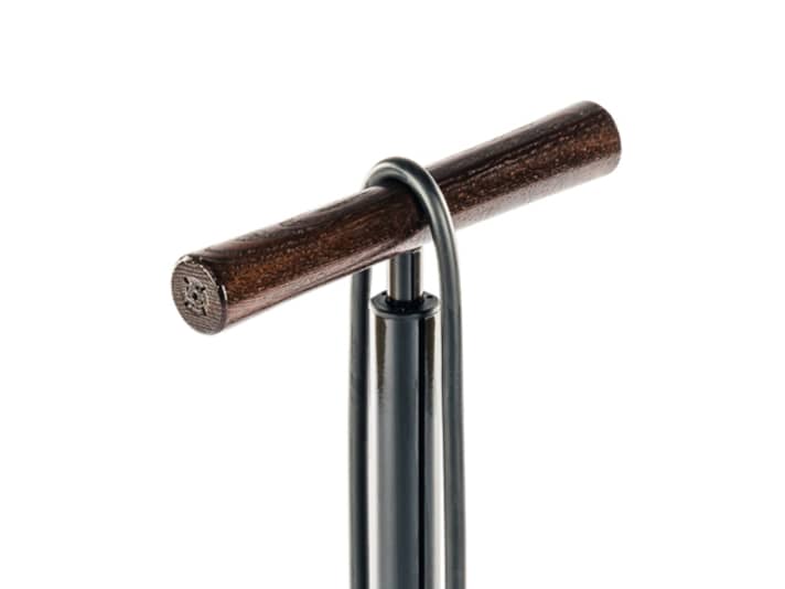 Der beste Griff im Test befindet sich an der Pumpe von Rose. Er ist aus Holz und greift sich sehr komfortabel