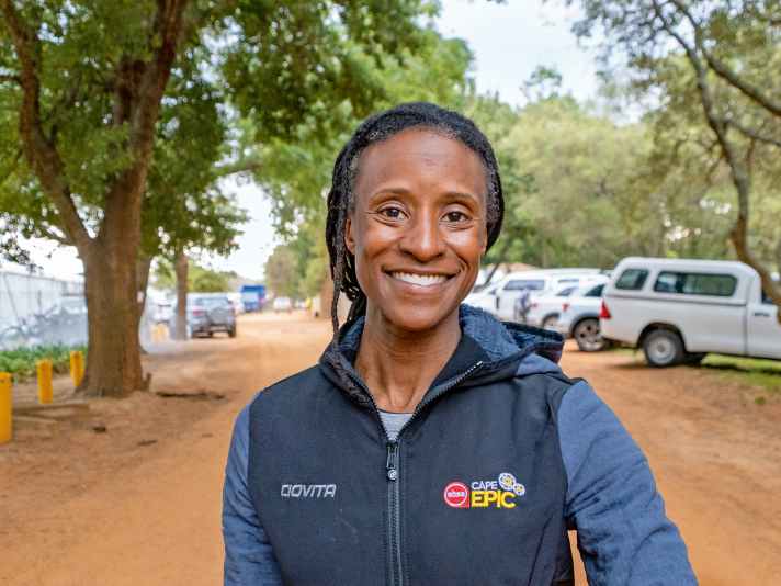 Alisha Myers Her life revolves around bicycles and development aid. Alisha Myers brings bikes to the poorest with World Bicycle Relief and rides MTB races herself. Often as one of the few black women. | Markus Weinberg